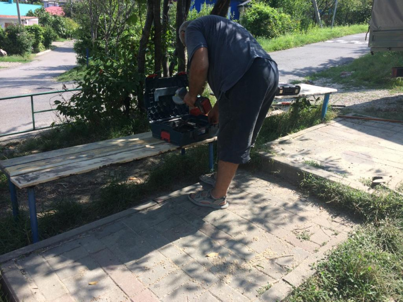 МБУ "Благоустройство города Туапсе" продолжает ремонт муниципальных площадок 