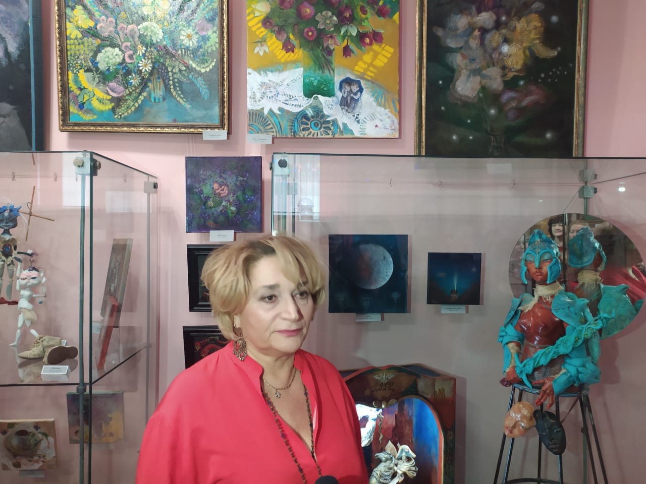 В канун самого любимого весеннего праздника в Туапсе открылась выставка Алланы Швайликовой