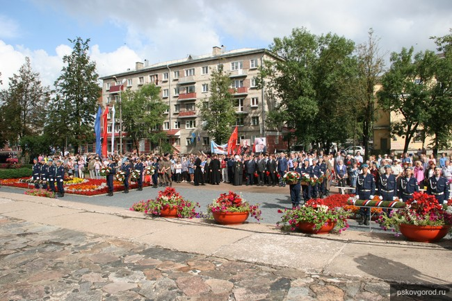 Память освободителей Пскова почтили на Могиле Неизвестного солдата
