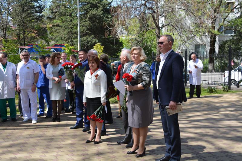 В Туапсе состоялось открытие мемориальной доски в память о врачах и медсестрах