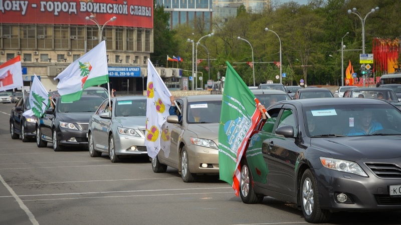 Наследники Победы пронесли флаги Городов воинской славы по улицам Ростова