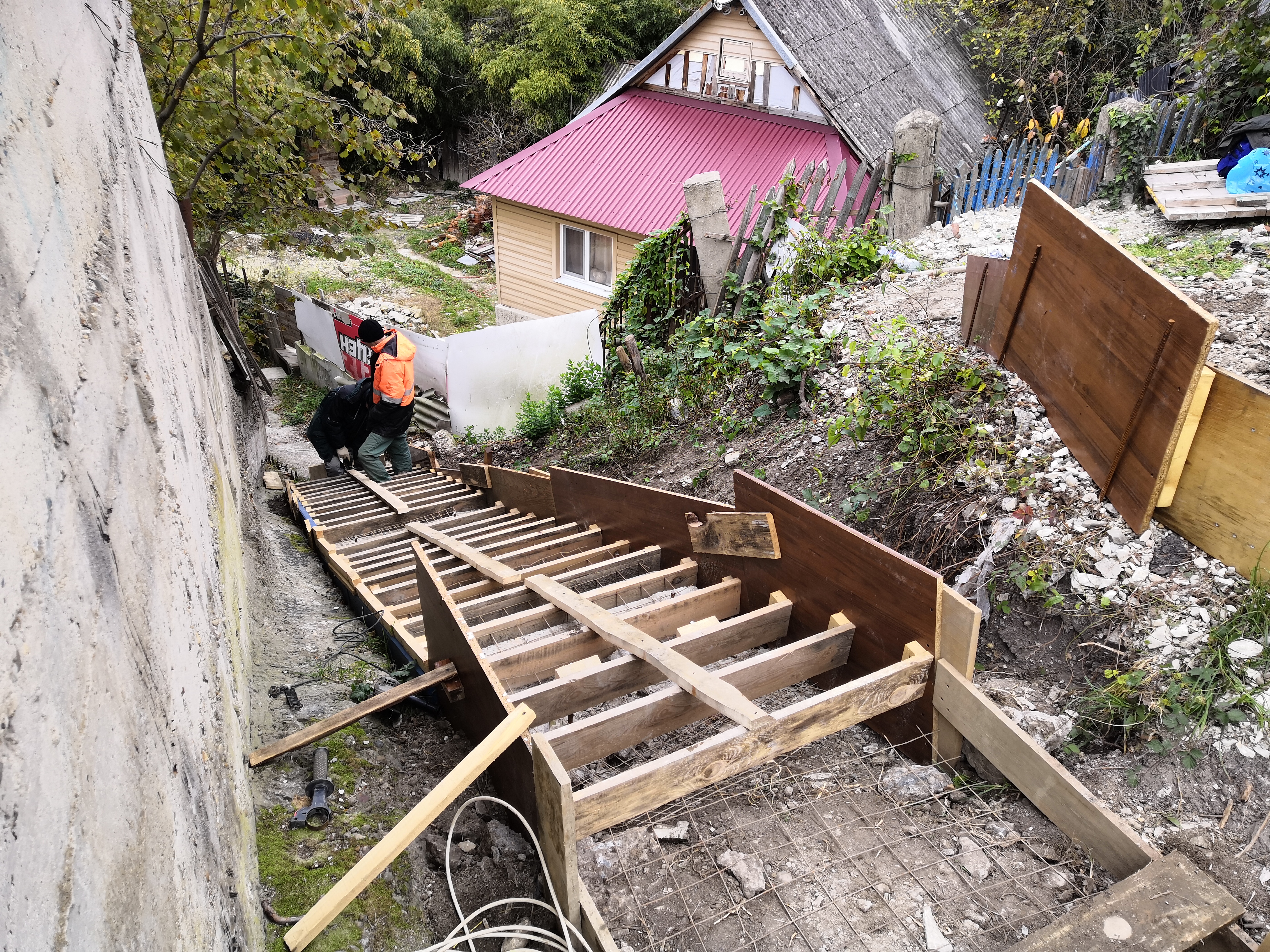 Лестницу по ул. Ялтинской ремонтируют по краевой программе поддержки органов ТОС