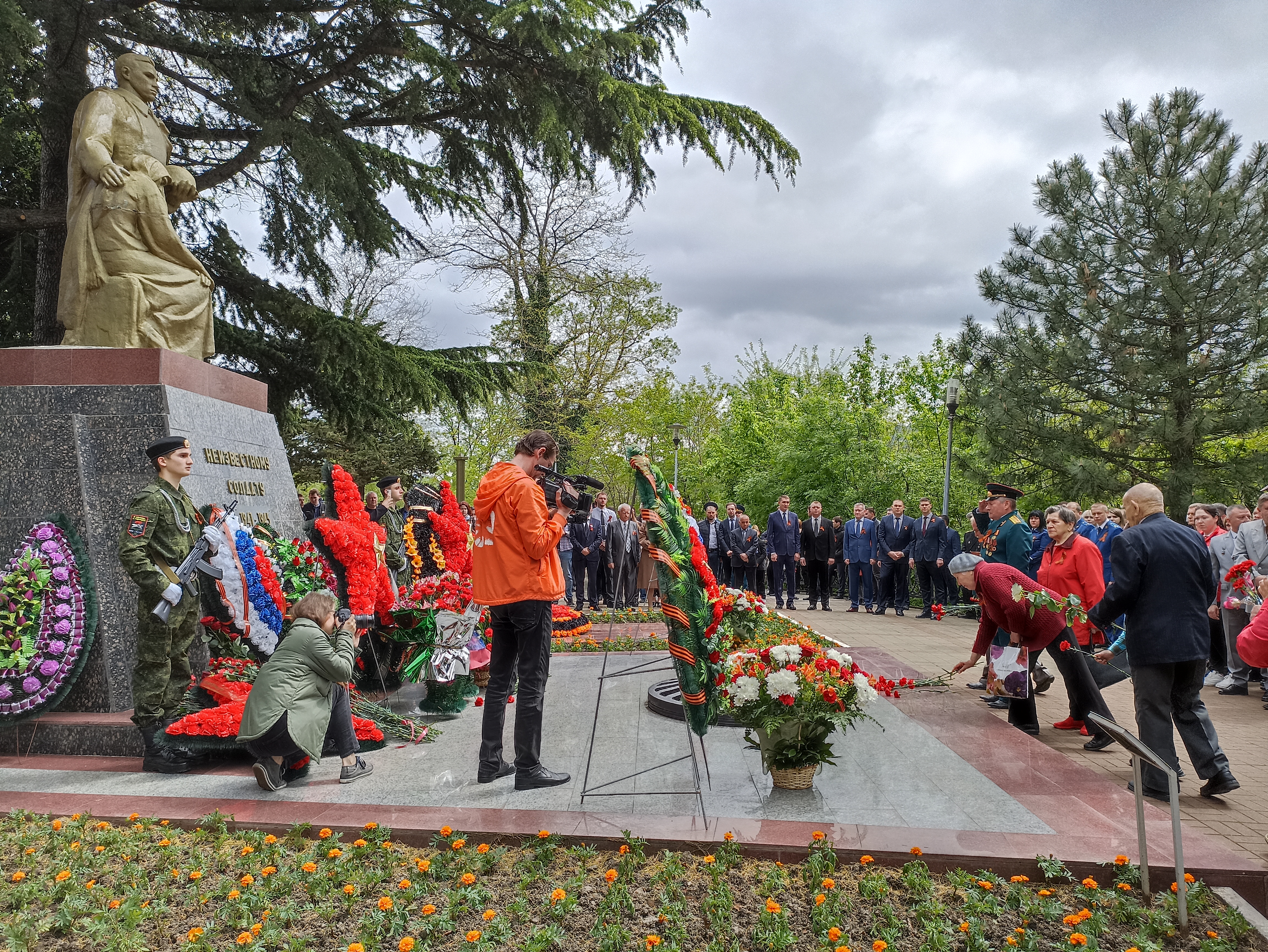 В канун Дня Победы туапсинцы возложили цветы к памятнику Неизвестному солдату