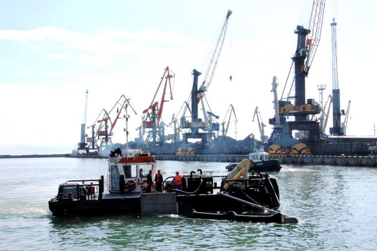 В морской акватории Туапсе завершили ликвидацию последствий загрязнения нефтепродуктами