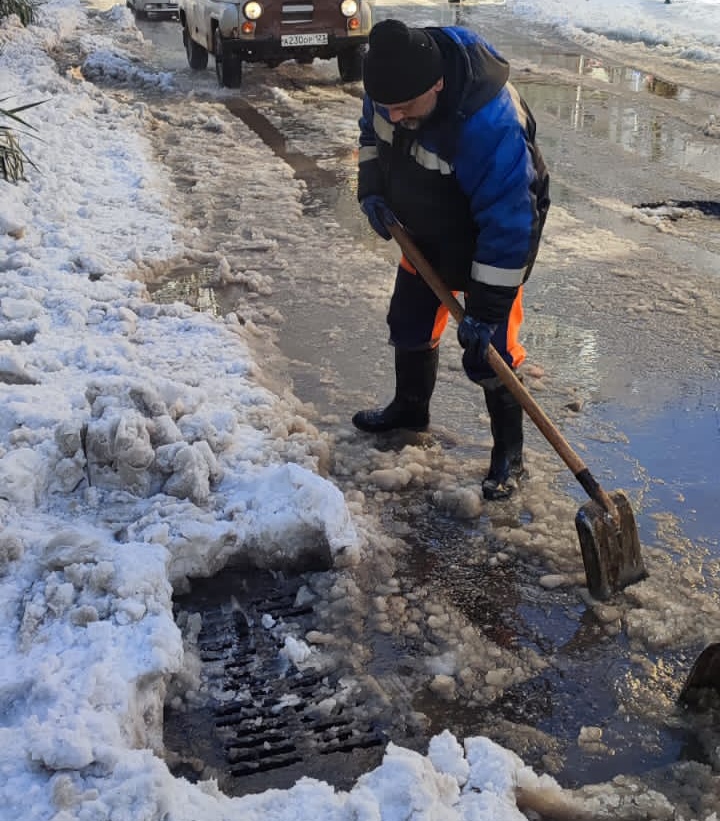 В Туапсе продолжаются работы по ликвидации последствий снегопада