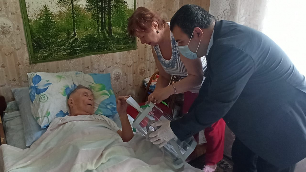 В Туапсе проголосовал старейший в городе ветеран ВОВ 102-летний Михаил Воронов