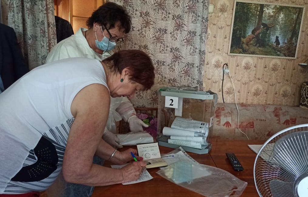 В Туапсе проголосовал старейший в городе ветеран ВОВ 102-летний Михаил Воронов
