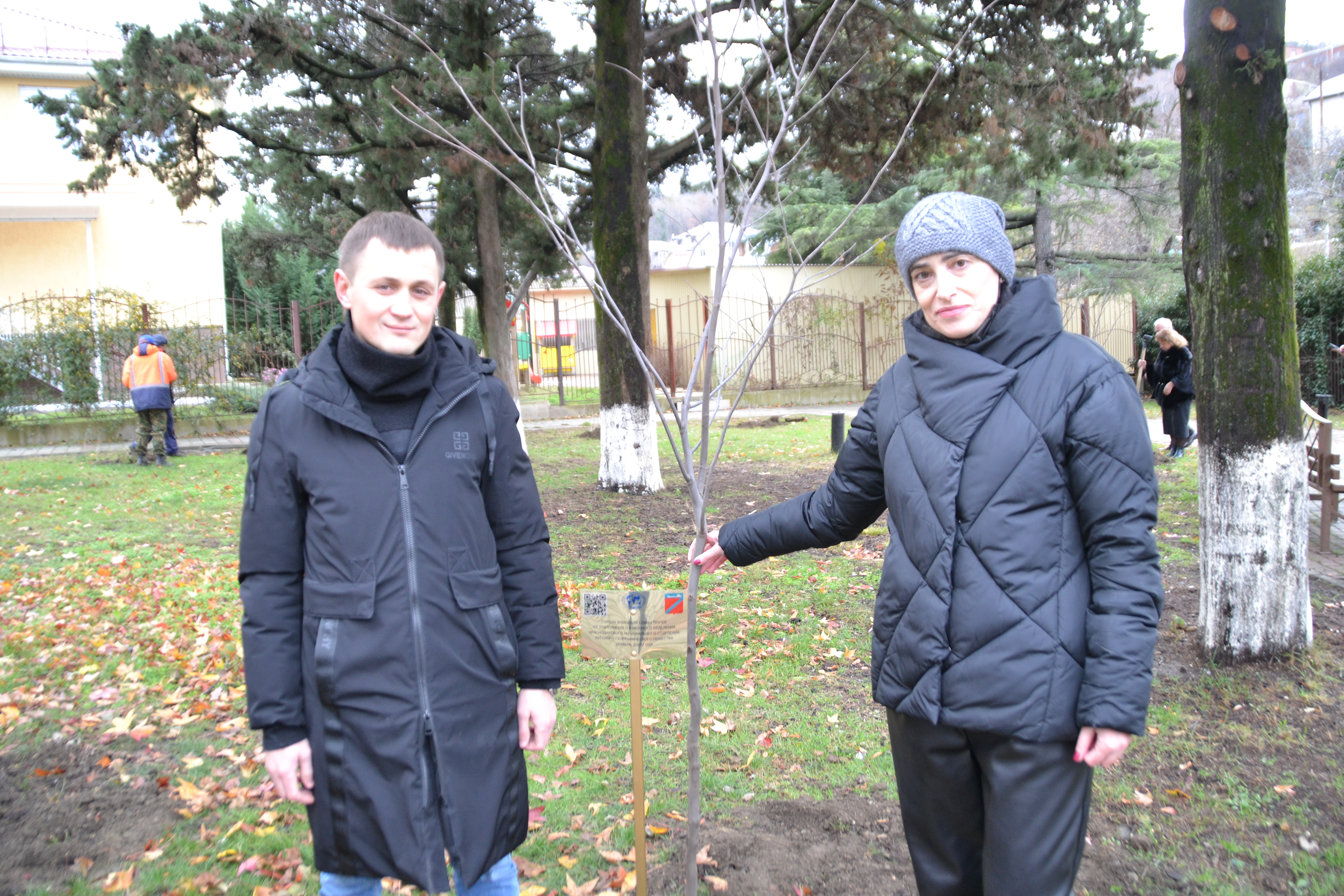 В Туапсе высадили деревья в честь 175-летия РГО и 75-летия Великой Победы