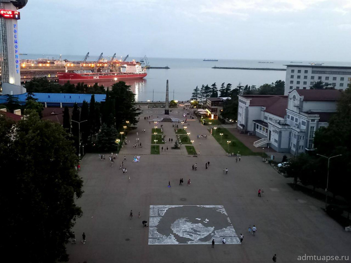 В Туапсе юные художники нарисовали портрет Виктора Цоя на главной городской площади