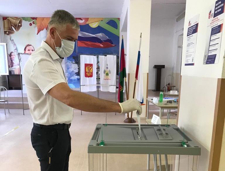 В Туапсе проходит основной день голосования по поправкам в Конституцию России ⠀