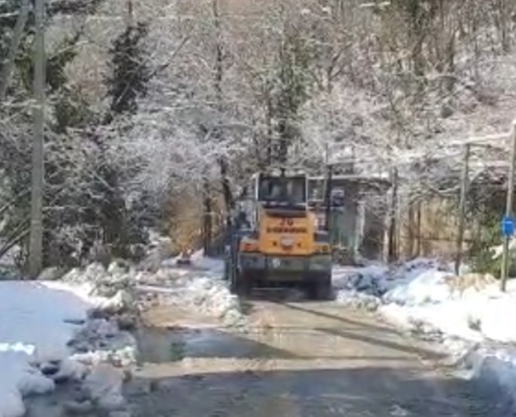 В Туапсе продолжаются работы по ликвидации последствий снегопада