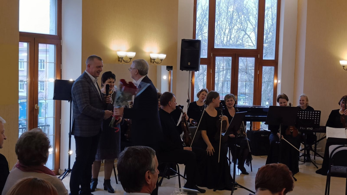 Сергей Бондаренко поздравил с 60-летием художественного руководителя камерного оркестра Виктора Сороку