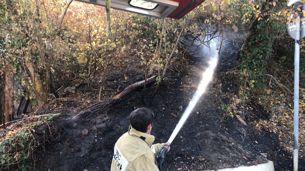 В Туапсе ликвидировано возгорание листвы вдоль федеральной трассы