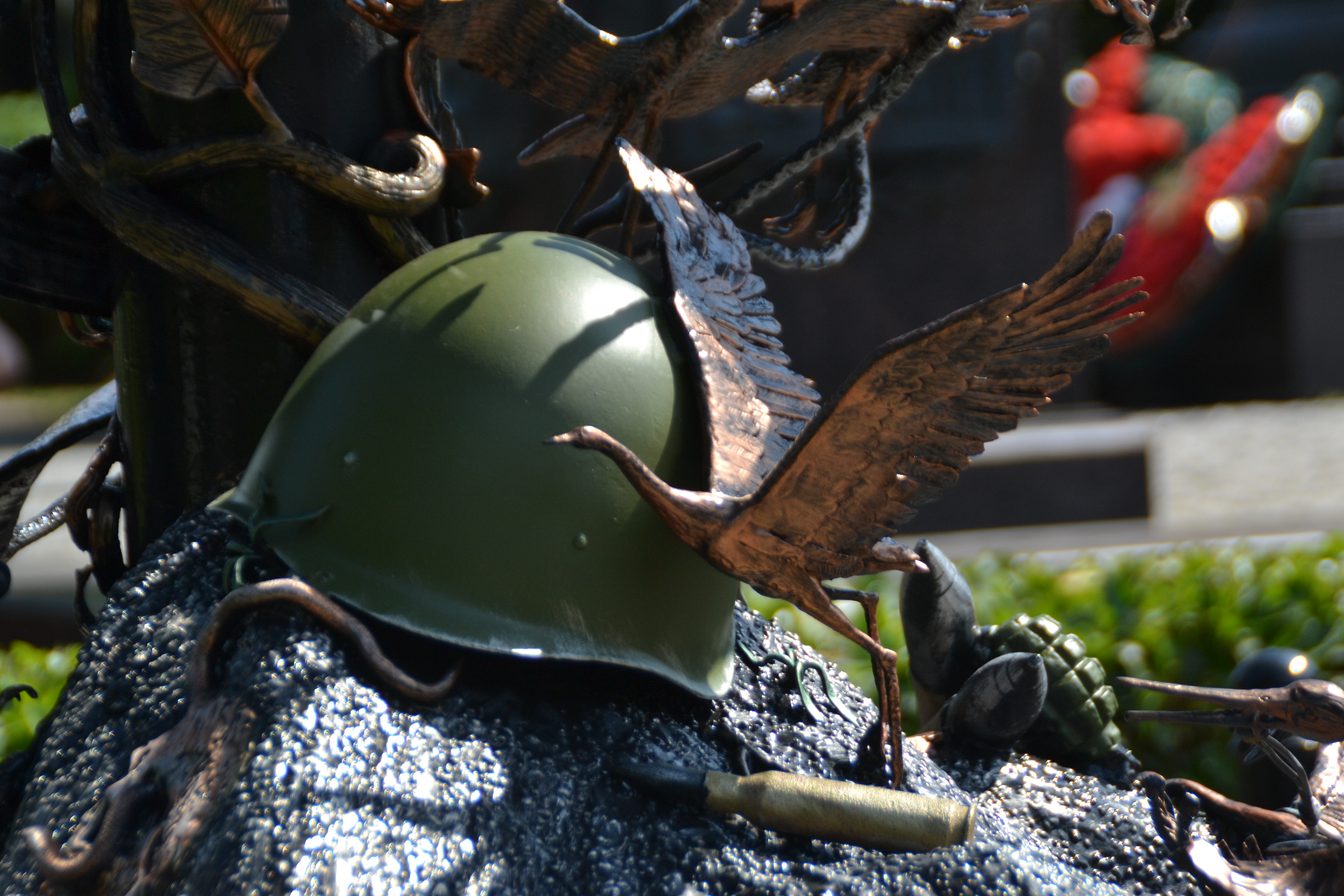 Сегодня в Туапсе у Стелы Города воинской славы началась установка мемориала «Смерч журавлей»