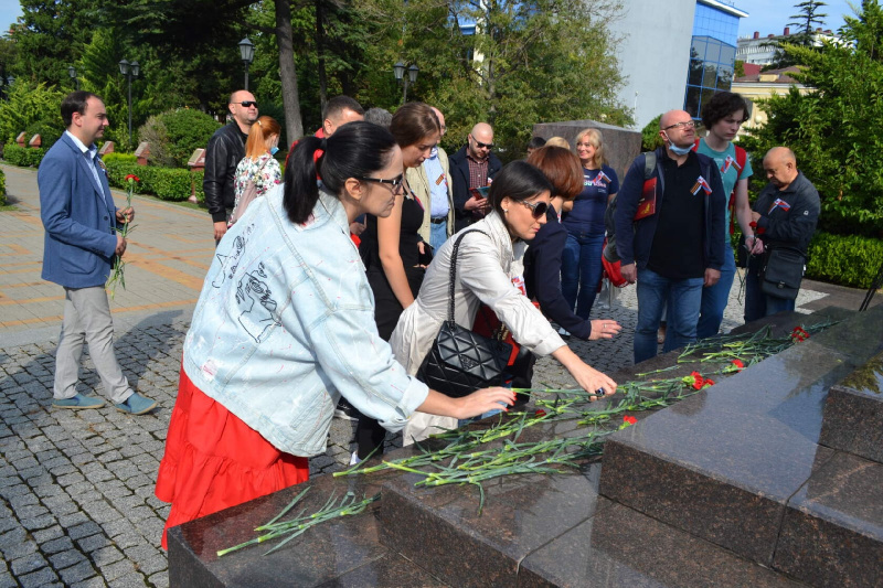 Участники Международной научно-практической конференции возложили цветы к Стеле «Город воинской славы»
